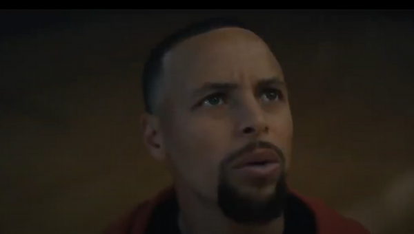 S. Curry nusifilmavo siaubo filme (VIDEO)