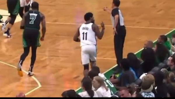 Vidurinį pirštą „Celtics“ gerbėjams parodęs K. Irvingas: kai man rėkia „eiki šiknon“, negaliu nereaguoti