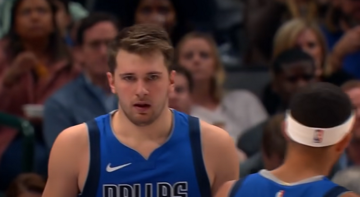 NBA atkrintamosios: „Mavericks“ sušvelnino serijos rezultatą („76ers” iškovojo pergalę)