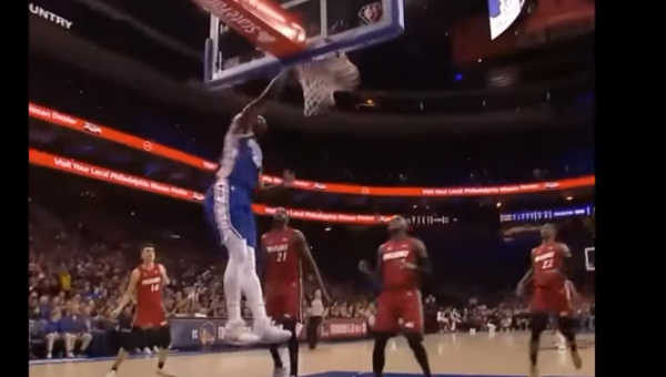 J. Embiido ataka – įspūdingiausias NBA nakties momentas