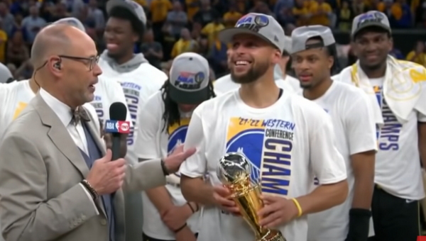 Pirmą kartą NBA istorijoje: S. Curry atiteko M. Johnsono trofėjus