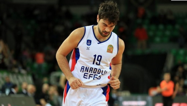 „Anadolu Efes“ išsaugojo gynėją