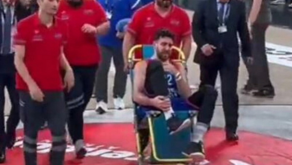 „Anadolu Efes“ žengė į finalą, bet traumą patyrė V. Micičius (Serbas aikštę paliko vežimėlyje)