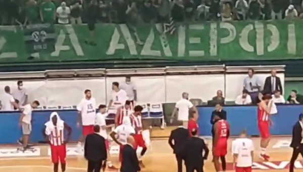 Pamatykite: „Panathinaikos“ fanai „Olympiakos“ suolelį apmėtė daiktais