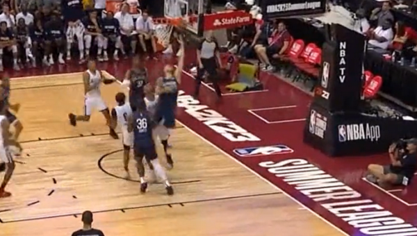 D. Sirvydis kukliai debiutavo su „Pelicans“ marškinėliais (Kiti rezultatai)