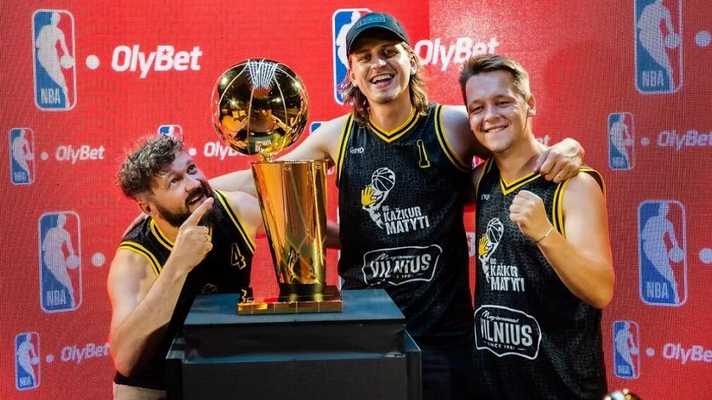 Šiandien vienintelė diena, kai Lietuvoje galite nusifotografuoti su NBA čempionų taure