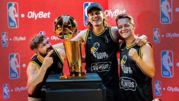 Šiandien vienintelė diena, kai Lietuvoje galite nusifotografuoti su NBA čempionų taure
