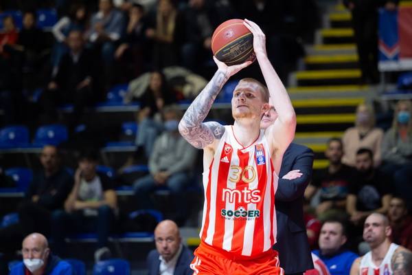A. White'as palieka „Crvena Zvezda“ ir karjerą tęs „Budučnost“ ekipoje