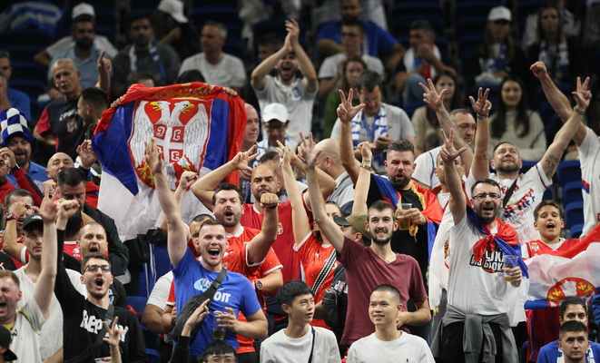 Apsauga atėmė iš serbų fanų vėliavą su užrašu: „Serbija ir Rusija amžinai! NATO - teroristai“