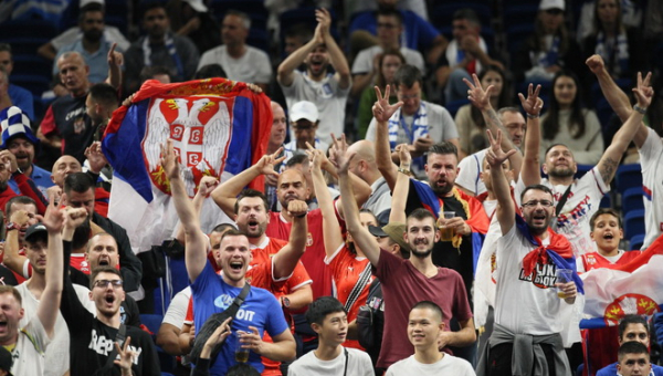Apsauga atėmė iš serbų fanų vėliavą su užrašu: „Serbija ir Rusija amžinai! NATO - teroristai“