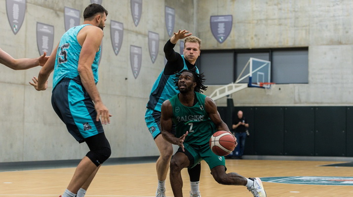 „Žalgiris“ užtikrintai įveikė Alytaus „Wolves“