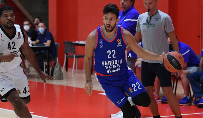 „Anadolu Efes“ po atkaklios kovos įveikė „Maccabi“ (J. Nebo surinko dvigubą dublį)