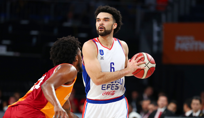 „Anadolu Efes“ Turkijos lygos kovas pradėjo nelengva pergale