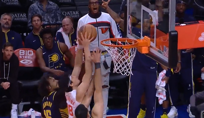 NBA lygoje - kuriozas, kokių reta: japonas įdėjo į savo krepšį (VIDEO)