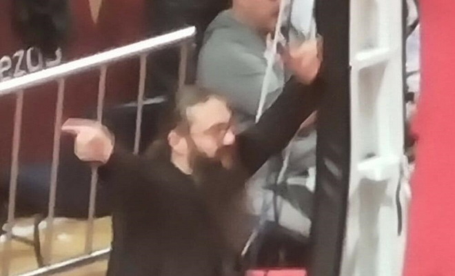 Pamatykite: serbų stačiatikių kunigas kurstė aistras per „Crvena Zvezda“ mačą