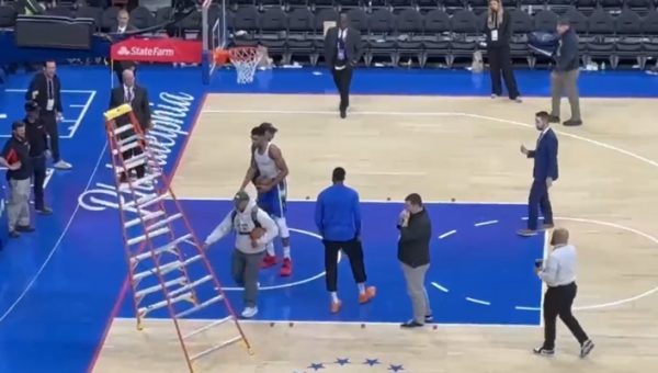 Po mačo G. Antetokounmpo įsivėlė į konfliktą su „76ers“ arenos darbuotojais (VIDEO)