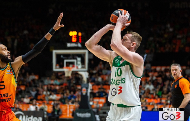 „Žalgiris“ po atkaklios kovos įveikė „Valencia“ krepšininkus