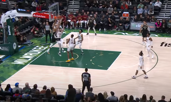 G. Antetokounmpo dėjimas per varžovą - gražiausias NBA nakties epizodas (VIDEO)