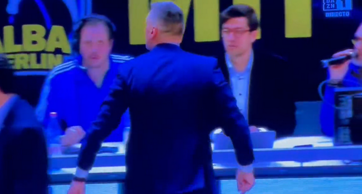 Matteo Andreani on Twitter: Incredible mistake at the table during  EuroLeague game between Alba Berlin - FC Barcelona. The clock remains  stopped at 4.7 seconds despite the ball being in play for