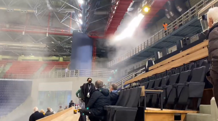 Laukiniai AEK fanai: varžovų sirgalius spardė ir apmėtė gesintuvais
