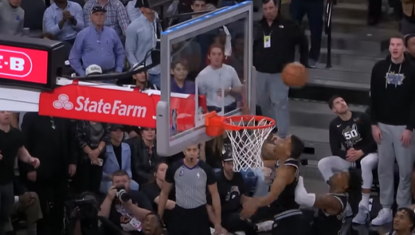 Galingas „Spurs“ puolėjo blokas - gražiausias NBA nakties epizodas (VIDEO)