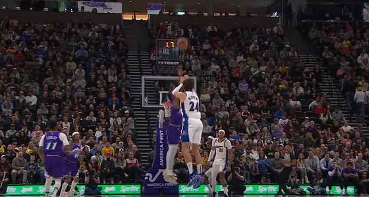 Gražiausias NBA nakties epizodas - „Wizards“ puolėjo metimas iš aikštės vidurio (VIDEO)