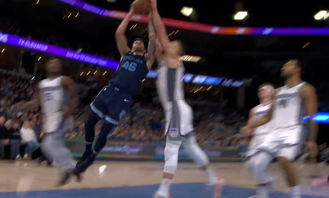 Gražiausias NBA nakties epizodas - „Grizzlies“ gynėjo taškai su D. Sabonio pražanga (VIDEO)