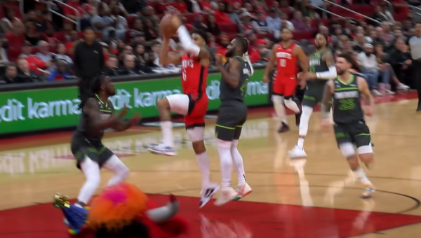 Gražiausias NBA nakties epizodas - „Rockets“ puolėjo dėjimas (VIDEO)