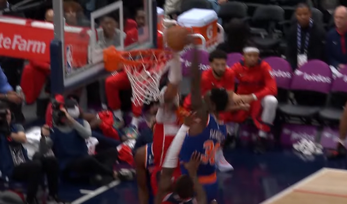 Gražiausias NBA nakties epizodas - triuškinantis J. Randle'o dėjimas (VIDEO)