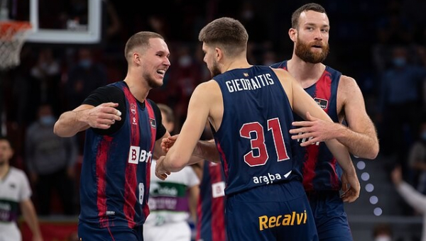R. Giedraitis žvėriškai kovojo dėl kamuolių, o baskai nugalėjo Eurolygos čempionus