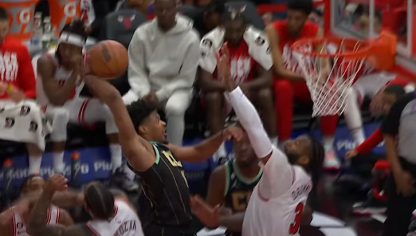 Gražiausias NBA nakties epizodas - fantastiškas „Hornets“ gynėjo skrydis (VIDEO)