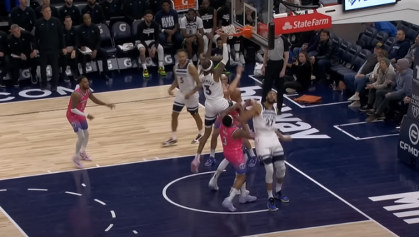Gražiausias NBA nakties epizodas - „Timberwolves“ puolėjo dėjimas (VIDEO)