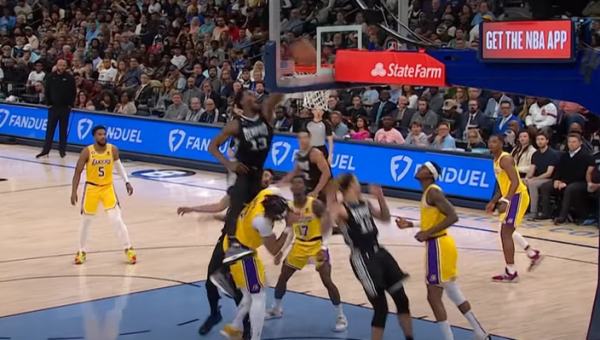 Gražiausias NBA nakties epizodas - „Grizzlies“ puolėjo efektingas dėjimas (VIDEO)