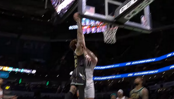 Gražiausias NBA nakties epizodas - „Hornets“ puolėjo dėjimas (VIDEO)