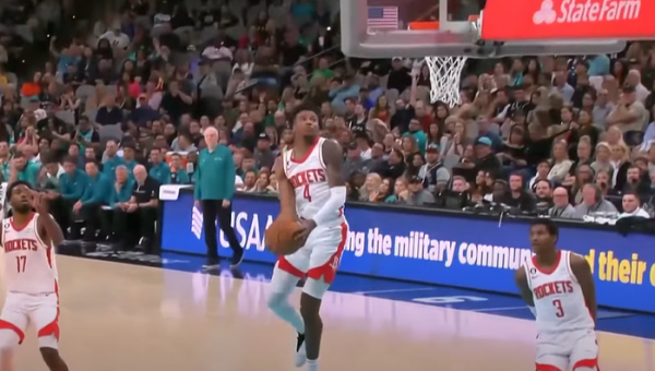 Gražiausias NBA nakties epizodas - „Rockets“ gynėjo efektingas dėjimas (VIDEO)