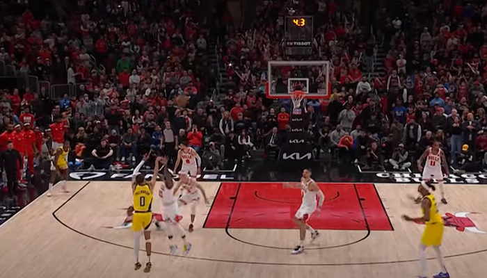 Gražiausias NBA nakties epizodas - „Pacers“ gynėjo pergalingas tritaškis (VIDEO)