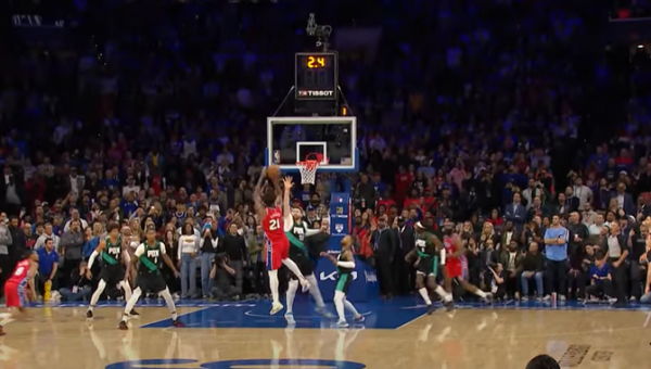 Gražiausias NBA nakties epizodas - J. Embiido pergalingas metimas (VIDEO)