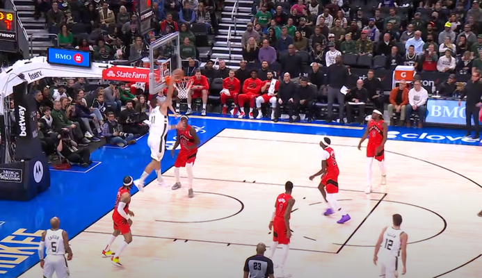 Gražiausias NBA nakties epizodas - „Bucks“ aukštaūgio dėjimas (VIDEO)