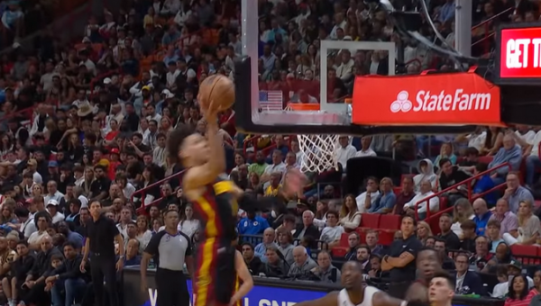 Gražiausias NBA nakties epizodas - „Hawks“ puolėjas ir jo efektingas dėjimas (VIDEO)