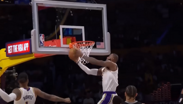 Gražiausias NBA nakties epizodas - efekintgas L. Jameso dėjimas (VIDEO)