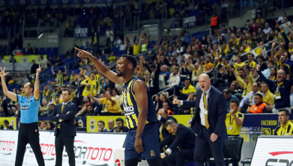 „Fenerbahče“ įveikė „Olympiacos“ ir išplėšė lemiamą mačą