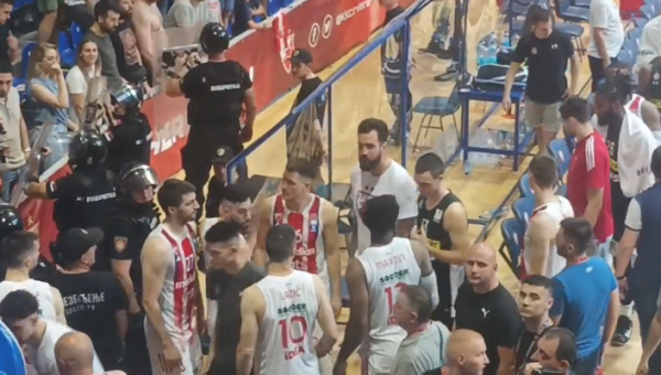 Pamatykite: „Crvena Zvezda“ žaidėjai padėjo „Partizan“ krepšininkams ramiai palikti aikštę