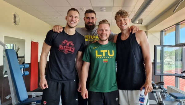 Lietuvos rinktinės trijulė jau pluša sporto salėje Palangoje
