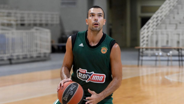 Pamatykite: K. Sloukas apsivilko „Panathinaikos“ marškinėlius