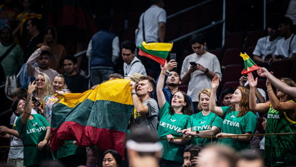 Užsieniečiai žavisi Lietuvos sirgaliams: „Jie areną Maniloje pavertė savo namais“