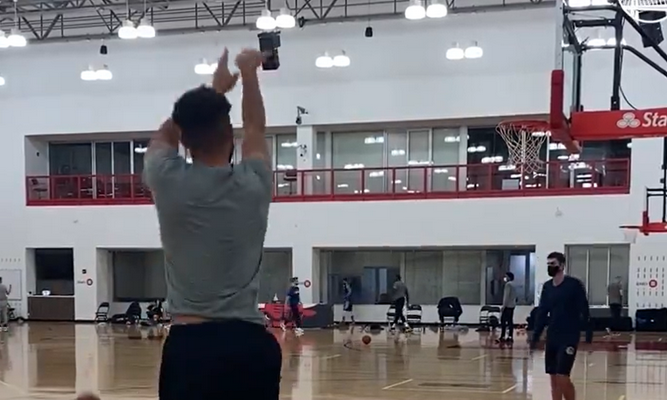 Įspūdinga: S. Curry per penkias minutes pataikė 104 tritaškius iš eilės (VIDEO)