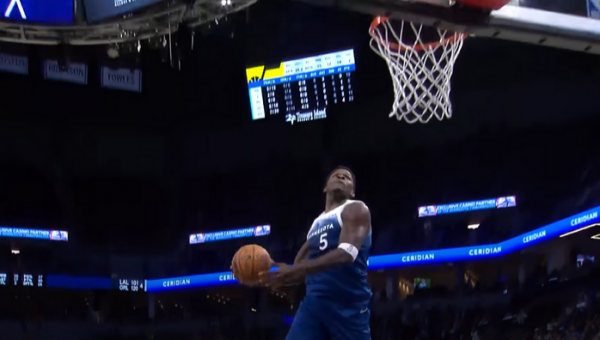 Gražiausias NBA nakties epizodas - A. Edwardso galingas dėjimas (VIDEO)