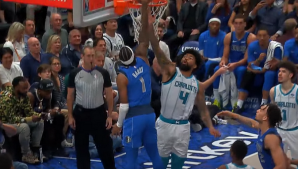 Gražiausias NBA nakties epizodas - „Mavericks“ gynėjo efektingas dėjimas (VIDEO)