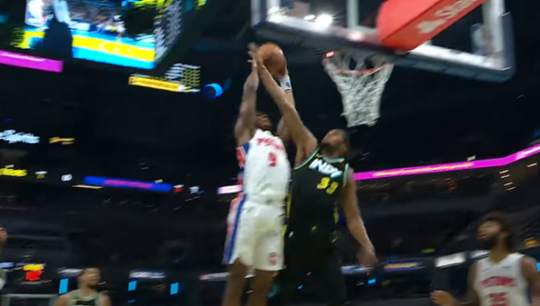 Gražiausias NBA nakties epizodas - efektingas „Pistons“ krepšininko dėjimas (VIDEO)