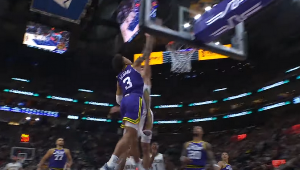 Gražiausias NBA nakties epizodas - galingas „Jazz“ gynėjo K. George'o dėjimas (VIDEO)